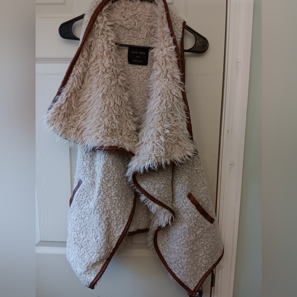 Love tree faux fur vest cardigan size small